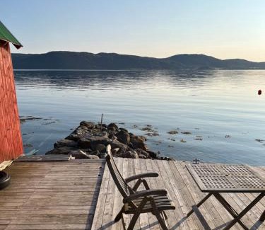 Andalsnes House | Hjelvikhytta: Prime Location by the Sea, Pet-Friendly Stay