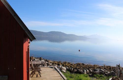Andalsnes House | Hjelvikhytta: Prime Location by the Sea, Pet-Friendly Stay