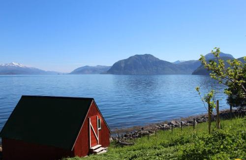 Andalsnes House | Hjelvikhytta: Prime Location by the Sea, Pet-Friendly Stay