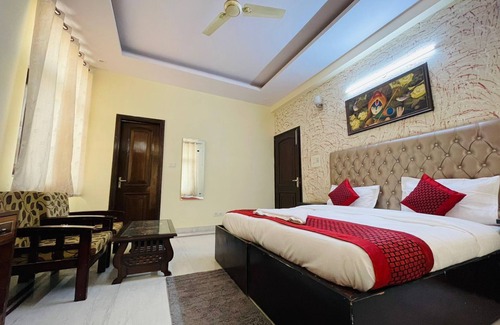 Noida Bed & Breakfast | Budget-Friendly HM Palace Noida with Family Amenities