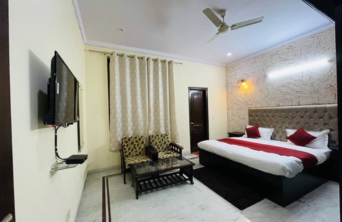 Noida Bed & Breakfast | Budget-Friendly HM Palace Noida with Family Amenities