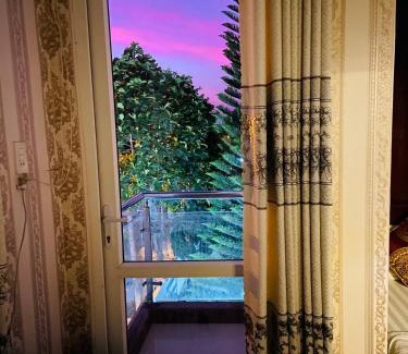 Duc Trong Hotel | Hoàng Anh Hotel: Guest Rated 9/10 with Family-Friendly Perks