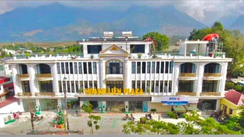 Na Tchiang Hotel | Discover Hoàng Liên Plaza: Pet-Friendly with Pool & Dining