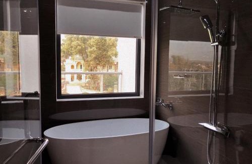 Na Tchiang Hotel | Discover Hoàng Liên Plaza: Pet-Friendly with Pool & Dining