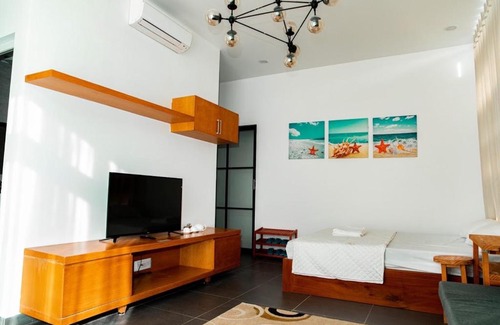 Tuy Phong Bed & Breakfast | Beachfront Hoàng Villa: Family-Friendly with Private Beach