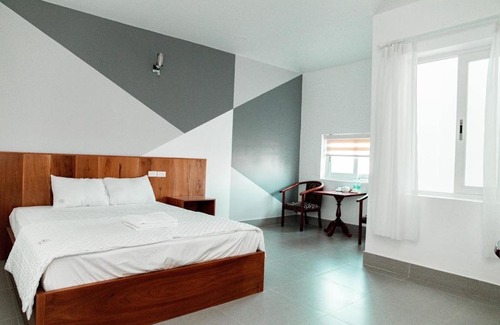 Tuy Phong Bed & Breakfast | Beachfront Hoàng Villa: Family-Friendly with Private Beach