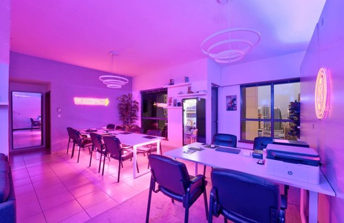 Dubai Marina Hostel | Luxury Hostel for 8 Guests with Pool and Breakfast