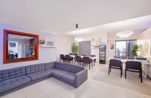 Dubai Marina Hostel | Luxury Hostel for 8 Guests with Pool and Breakfast