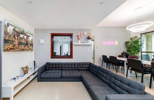 Dubai Marina Hostel | Luxury Hostel for 8 Guests with Pool and Breakfast