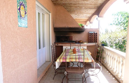 Saint-Hippolyte House | Homerez - House 3 km away from the beach for 7 ppl. with shared pool and terrace