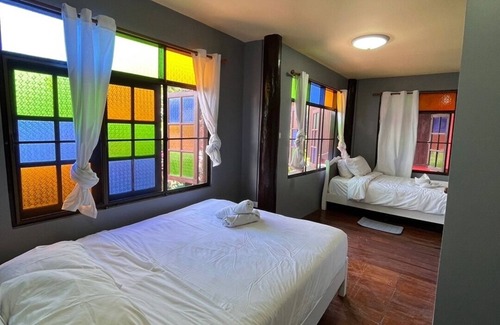 Wua Lai House | Cozy Ho Hostel: Child-Friendly Stay with Breakfast Included