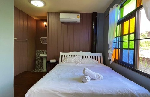 Wua Lai House | Cozy Ho Hostel: Child-Friendly Stay with Breakfast Included
