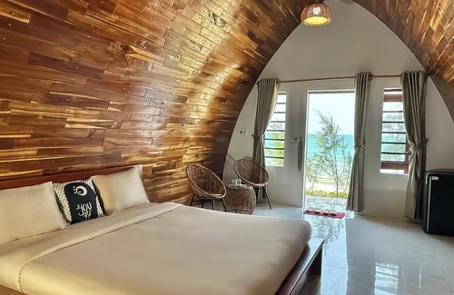 Xuan Canh Hotel | Relaxing Escape at Hoa Loi Resort with Ocean View & Pool