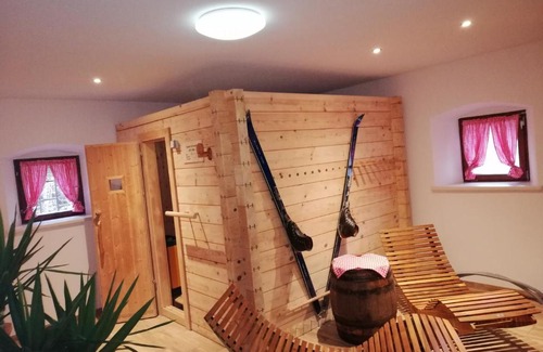 Muhldorf Apartment | Unforgettable Hoamatleuchten: Family-Friendly with Hot Tub