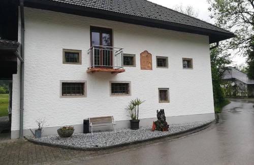 Muhldorf Apartment | Unforgettable Hoamatleuchten: Family-Friendly with Hot Tub
