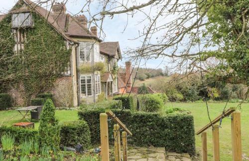 Chiddingstone Hoath House | Elegant Hoath House: Pet-Friendly Oasis with Pool & 8.8 Rating