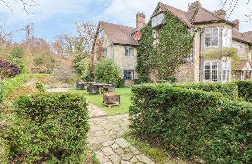 Chiddingstone Hoath House | Elegant Hoath House: Pet-Friendly Oasis with Pool & 8.8 Rating