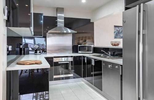 Howrah House | Hobart City Views 3 Bed & 2 Bath lock up garage