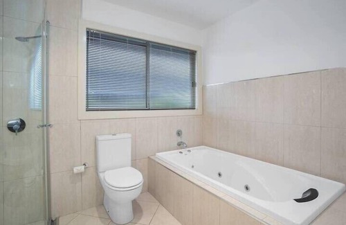 Howrah House | Hobart City Views 3 Bed & 2 Bath lock up garage