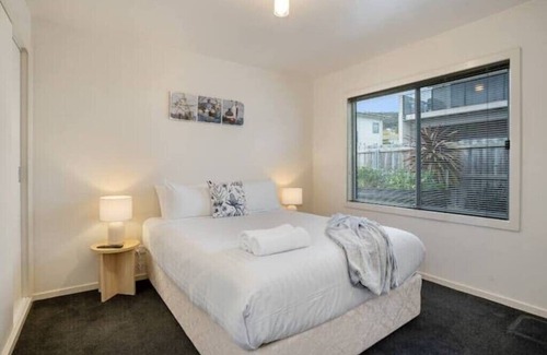 Howrah House | Hobart City Views 3 Bed & 2 Bath lock up garage
