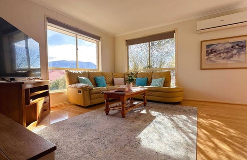Kingston House | Hobart Harmony Home 10 minutes to CBD