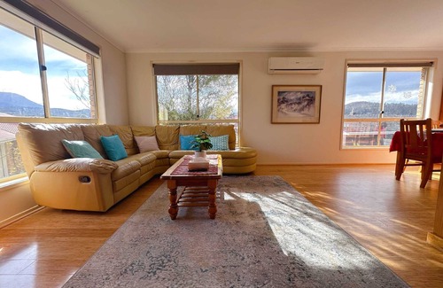 Kingston House | Hobart Harmony Home 10 minutes to CBD