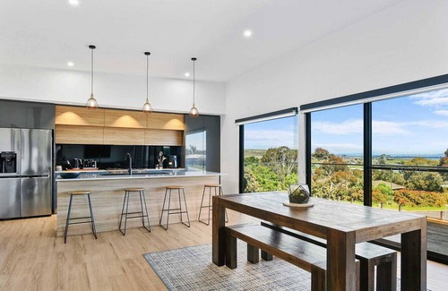 Sorell House | Hobart Haven: Scenic 4BR with Mountain & Water Views