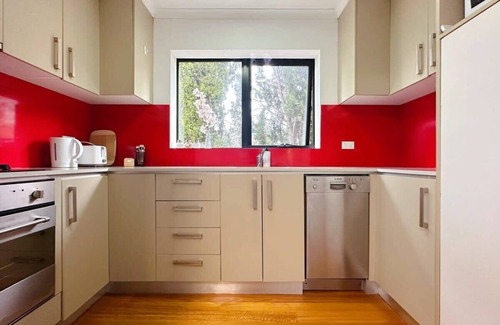 Hobart Central Business District Apartment | Exceptional Hobart Horizons Hideout Near CBD with Kitchen