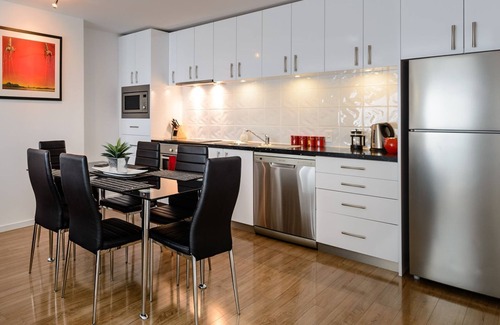 Hobart Central Business District Apartment | Ideal Hobart Apartment: Close to CBD with Spa & Parking