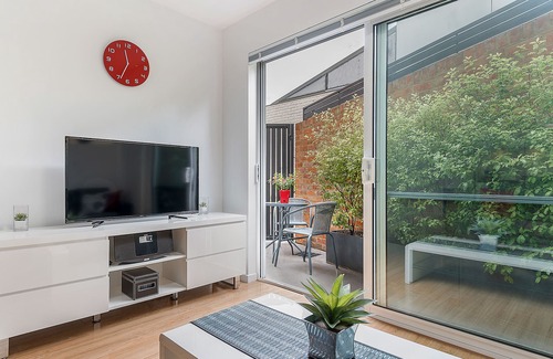 Hobart Central Business District Apartment | Ideal Hobart Apartment: Close to CBD with Spa & Parking