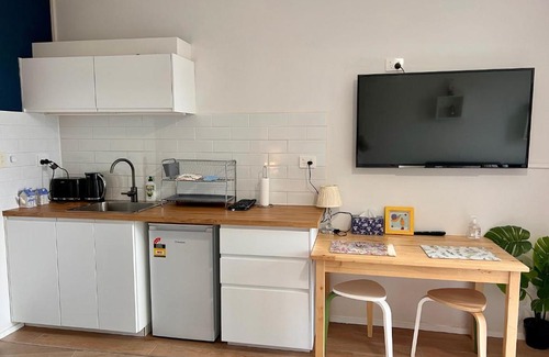 West Hobart Bed & Breakfast | Relax at Hobart View: Family-Friendly with Hot Tub Access