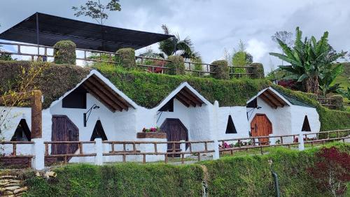 Guatape House | Enchanting Hobbit Hotel Ecolodge with Hot Tub in Guatapé