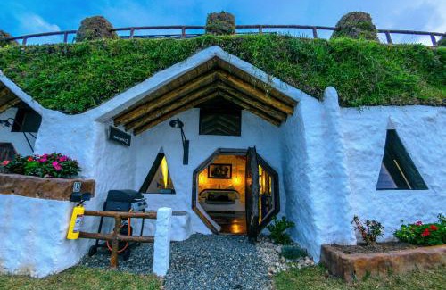 Guatape House | Enchanting Hobbit Hotel Ecolodge with Hot Tub in Guatapé