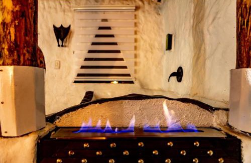Guatape House | Enchanting Hobbit Hotel Ecolodge with Hot Tub in Guatapé