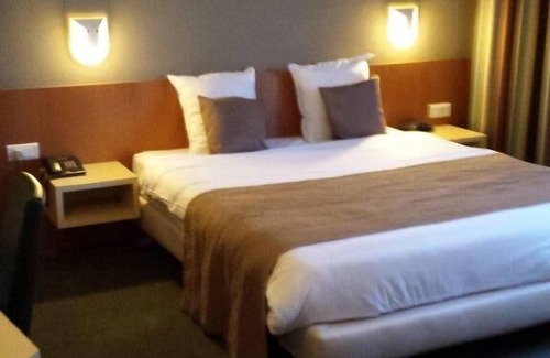 Sint-Stevens-Woluwe Hotel | Cozy Hobbit Hotel Zaventem: Spa & Family-Friendly Stays