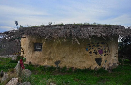 Tandil Cabin | Cozy Hobbit House: Pet & Child Friendly Retreat