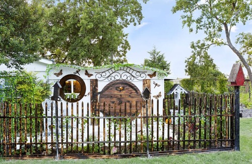 Fairview House | Cozy Hobbit House - Couples Hideaway with Spa & Breakfast