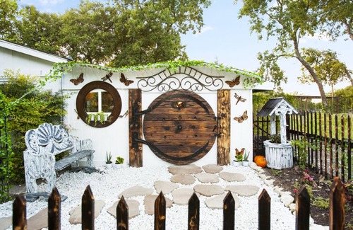 Fairview House | Cozy Hobbit House - Couples Hideaway with Spa & Breakfast