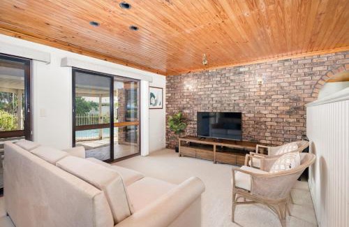 Robertson House | Charming Hobbit House 4BR Cottage with Pool Retreat