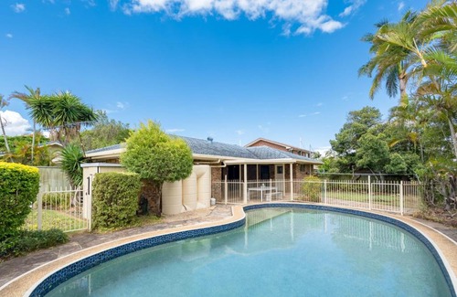 Robertson House | Charming Hobbit House 4BR Cottage with Pool Retreat