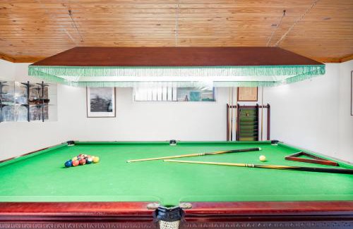 Robertson House | Charming Hobbit House 4BR Cottage with Pool Retreat