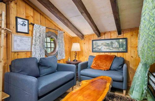 Salem House | Hobbits Rest