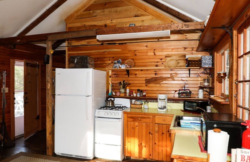 Surry Cabin | Cozy Hobby Horse Cabin with Ocean Access near Acadia