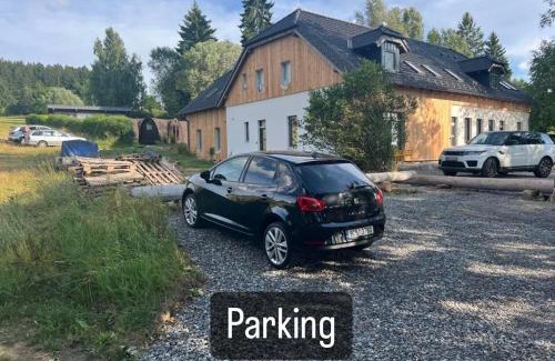 Cerna V Posumavi House | Pet-Friendly Hobití Chatka Lipno with Oceanfront Views