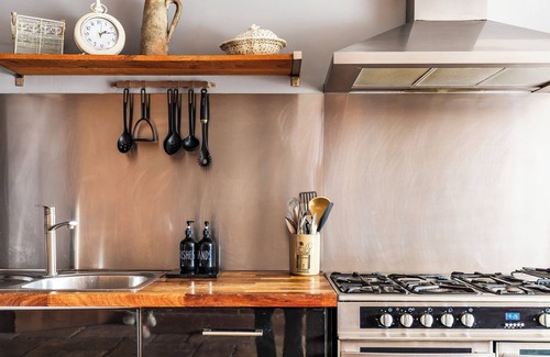 Bradwell House | Hobland Barn is a striking 18th-century conversion in Bradwell, offering generous accommodation for up to 12 guests. With elegant interiors, a private pool, and proximity to both the Norfolk countryside and sandy beaches!