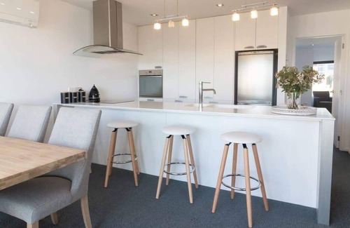 New Plymouth Apartment | Hobson Hot Spot: Oceanfront Views & Top Guest Rating 10/10