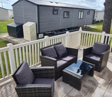 New Forest District House | Idyllic Hoburne Naish Retreat with Oceanfront Pool Access
