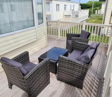 New Forest District House | Idyllic Hoburne Naish Retreat with Oceanfront Pool Access