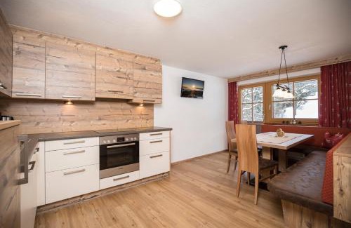 Reith im Alpbachtal Apartment | Hochmuthhof: Guest Rated 10/10 with Hot Tub & Breakfast