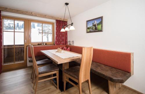 Reith im Alpbachtal Apartment | Hochmuthhof: Guest Rated 10/10 with Hot Tub & Breakfast